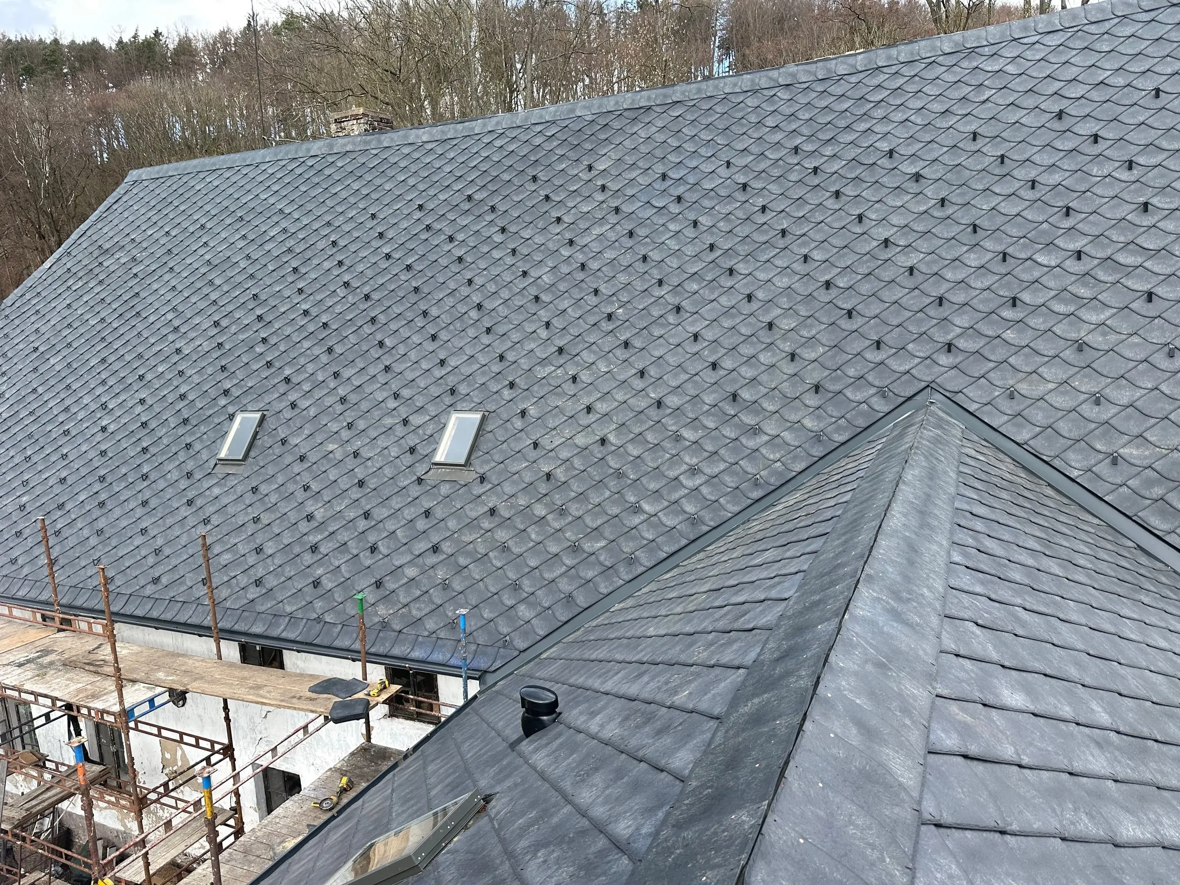 Detail nové maloformátové krytiny se střešními okny a oplechovaným úžlabím